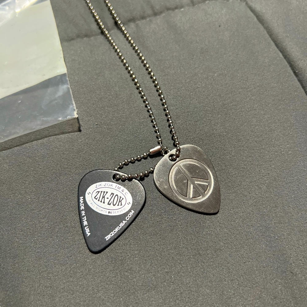 Zik-Zok guitar pick necklace